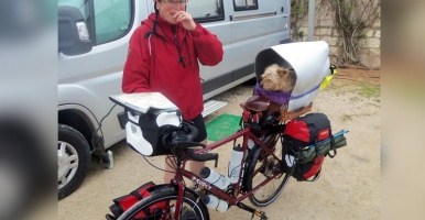ชายผู้ตั้งใจปั่นจักรยานทัวร์ทวีปยุโรปสัก 4-5 เดือน พร้อมกับสุนัขตัวน้อย