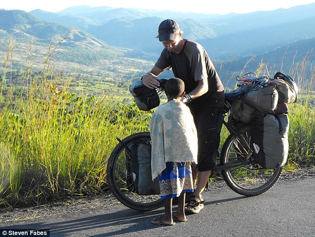 สุดยอด! หมอนักปั่น ปั่นจักรยานไปยัง 6 ทวีป เพื่อรักษาคนไข้และผจญภัย