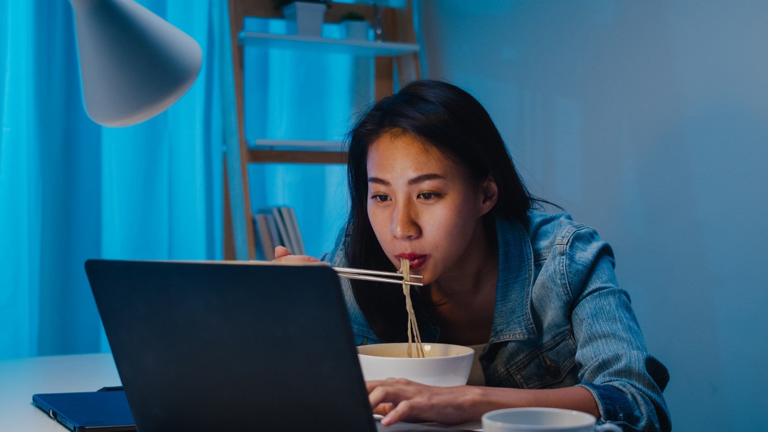 l asia freelance smart business women eating instant noodles while working laptop living room home night happy young asian girl sitting desk work overtime enjoy relax time